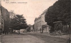 Rathausplatz 8